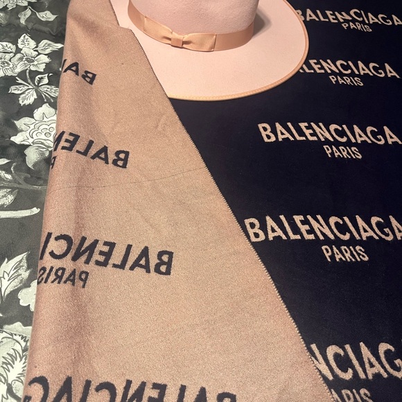 🔥Balenciaga Pink and Navy LOGO Scarf‼️ - Picture 2 of 9